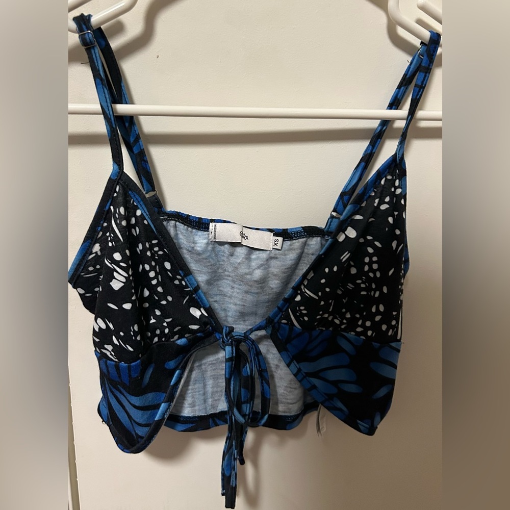 Open tie front blue/white cropped butterfly top